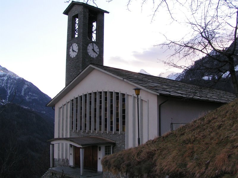 Kirche der Gemeinde Embd von vorne